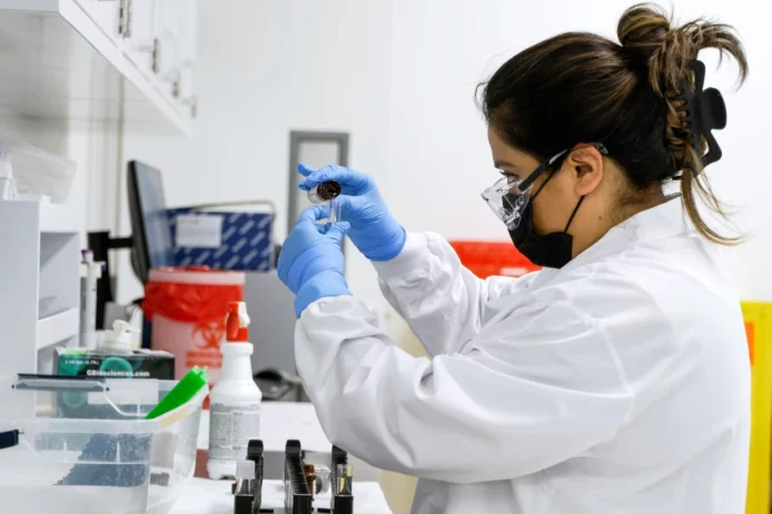 Female Guardant lab technician at work.